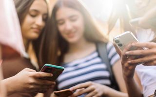 Suecia estudia prohibir los celulares en todas las escuelas