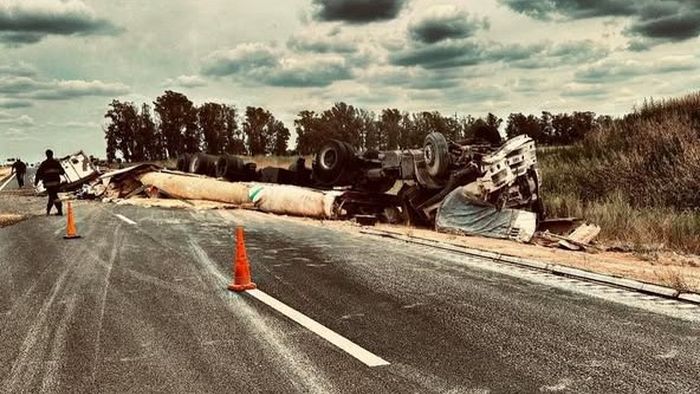 Una persona fallecida al volcar un camión en la autopista