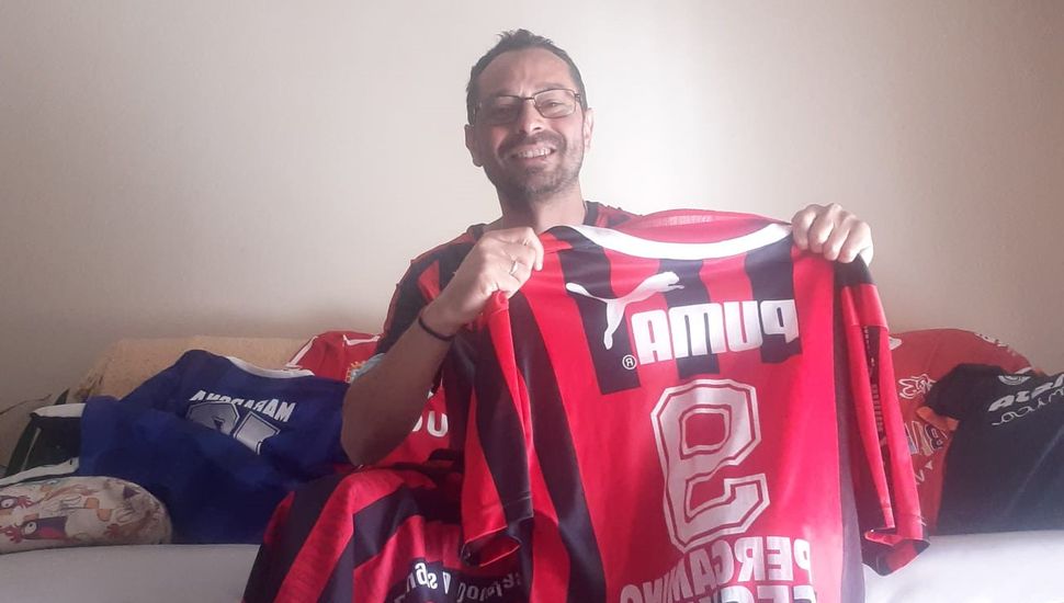 El pergaminense con una pasión por las camisetas que no tiene precio