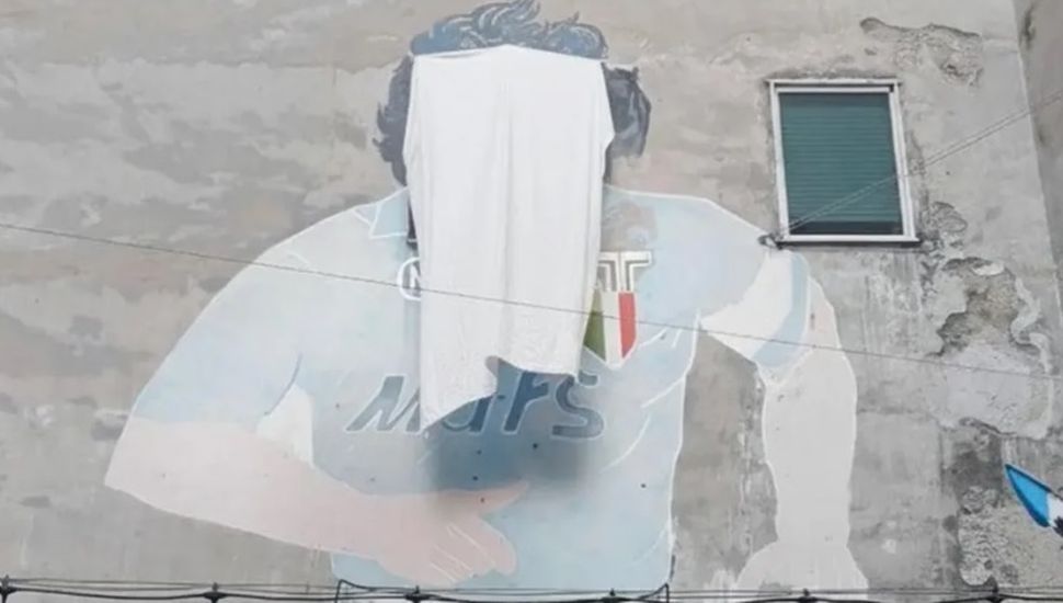 Taparon el mural de Maradona en Nápoles en señal de protesta