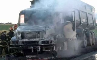 El incendio de camión dejó a un transportista en estado crítico