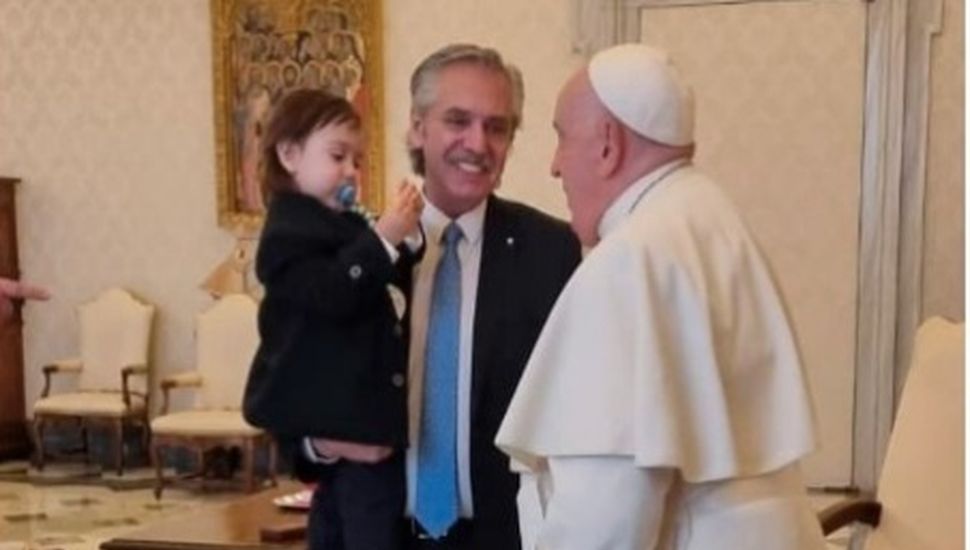 El Papa Francisco recibió a Alberto Fernández y su hijo