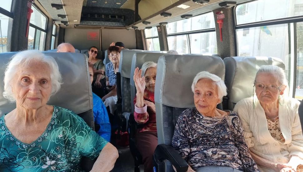 Los Abuelos del Hogar Madre Teresa realizaron una salida recreativa por Rojas