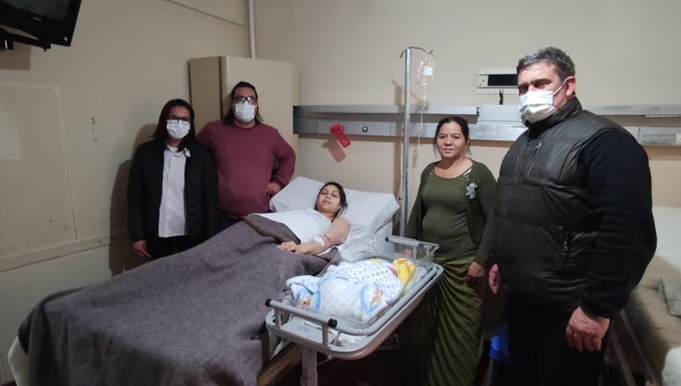 Una mujer dio a luz en la puerta del Hospital San José