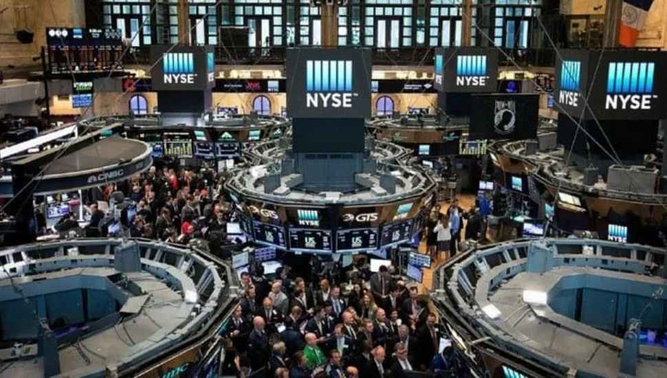 Bajó el oficial y cayó el riesgo país