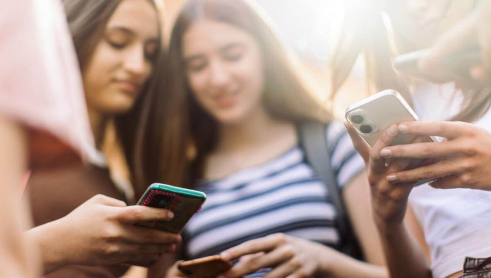 Suecia estudia prohibir los celulares en todas las escuelas