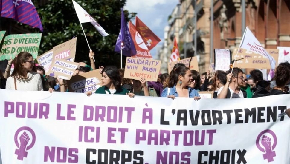Francia rehabilita a mujeres que abortaron antes del año 1975