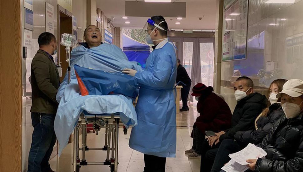 Los centros de salud chinos están desbordados por el Covid