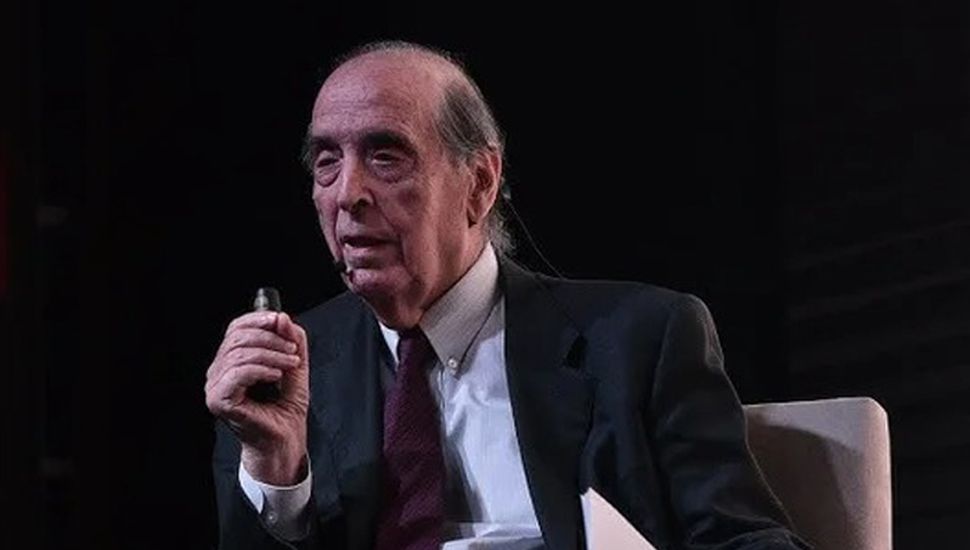 El economista Arriazu afirmó que el Gobierno “debe hacer lo imposible” para contener al dólar