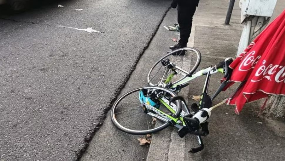 Un ciclista chocó de frente contra un auto parado y murió