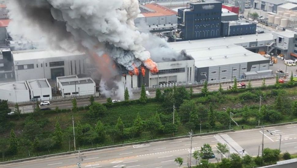 Un incendio en una fábrica de baterías en Corea del Sur dejó 22 muertos