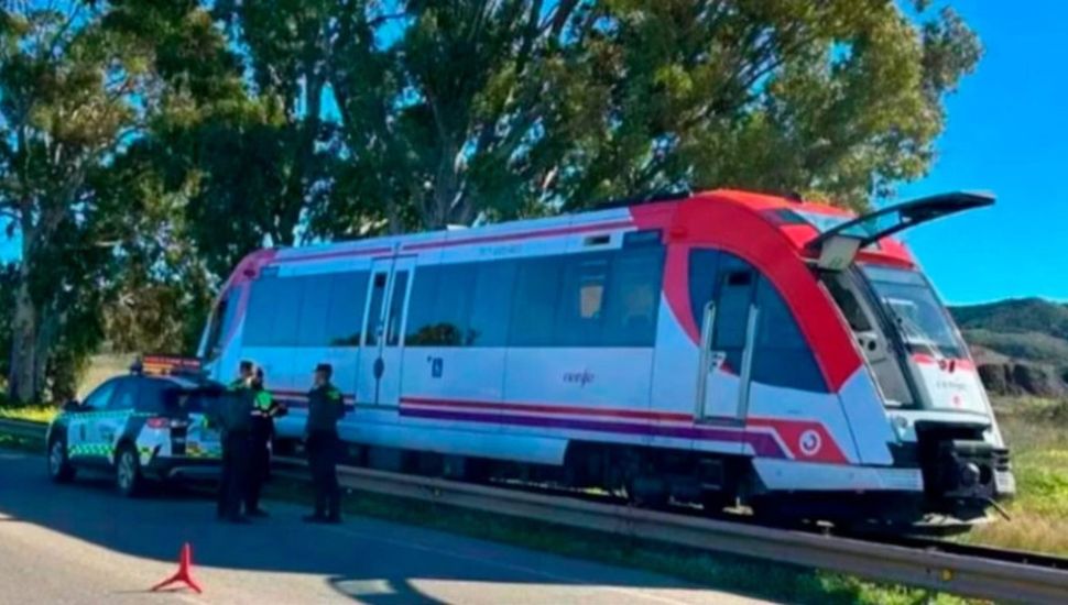 Nuevo choque de un tren en España: chocó con una grúa