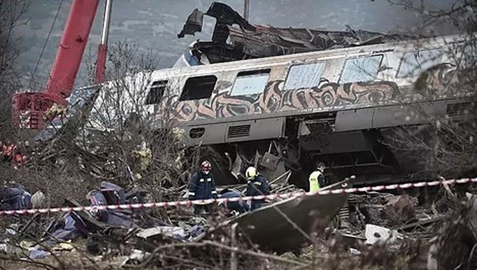 Imputan al jefe de estación por el accidente de trenes con 57 muertos en Grecia