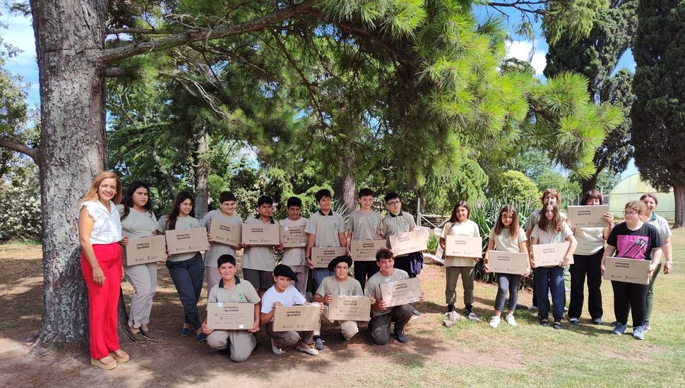 Estudiantes del CEPT 10 de Hunter recibieron computadoras