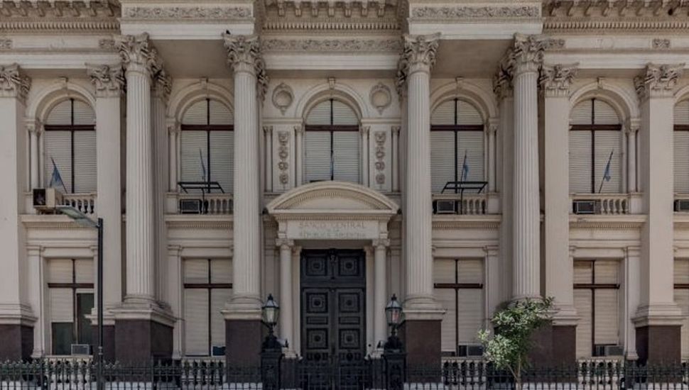 Luis Caputo aseguró que es “sano” que salgan más dólares de los que entran