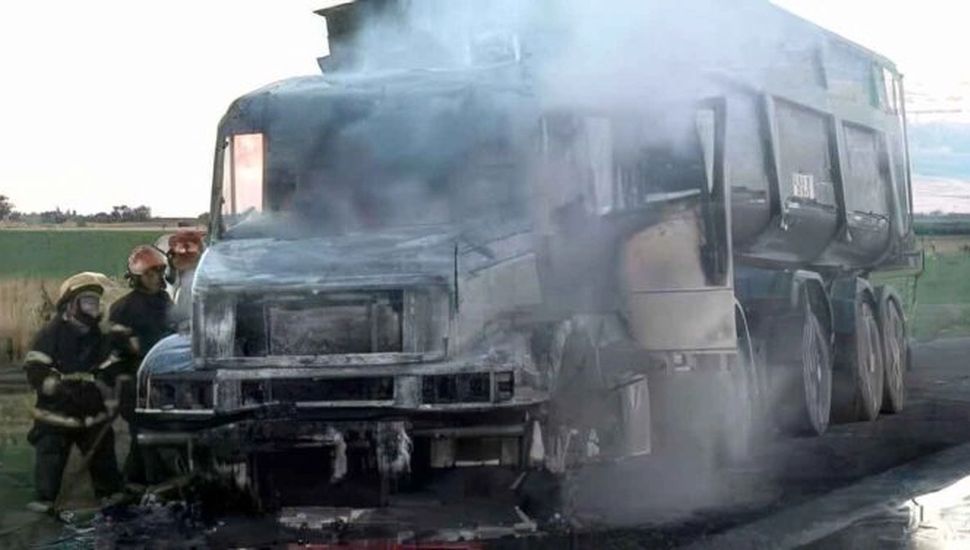 El incendio de camión dejó a un transportista en estado crítico