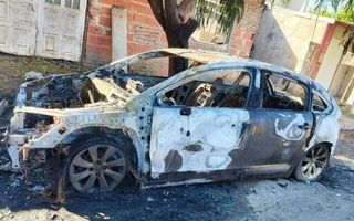Investigan el incendio de un automóvil que fue destruido por el fuego durante la madrugada