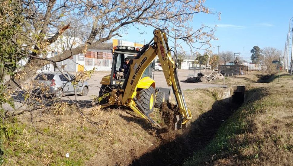 Llevan a cabo limpieza da canales en barrio Malvinas