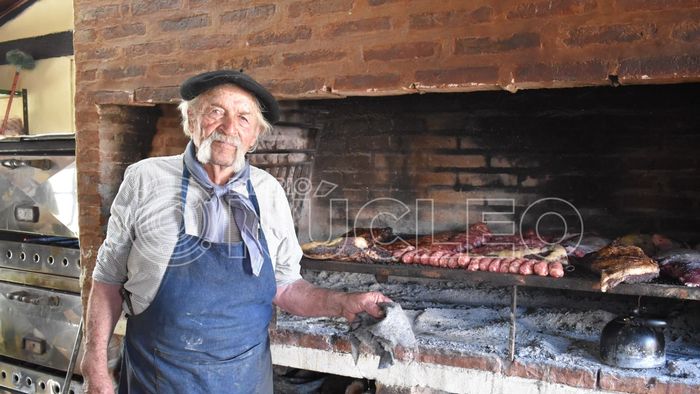 Conocé al experimentado parrillero del Fortín Pergamino que hizo más de mil asados populares