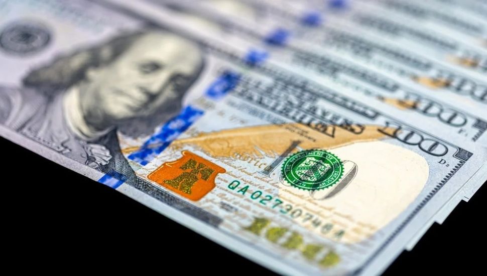 El dólar toma envión y el riesgo país sigue en suba