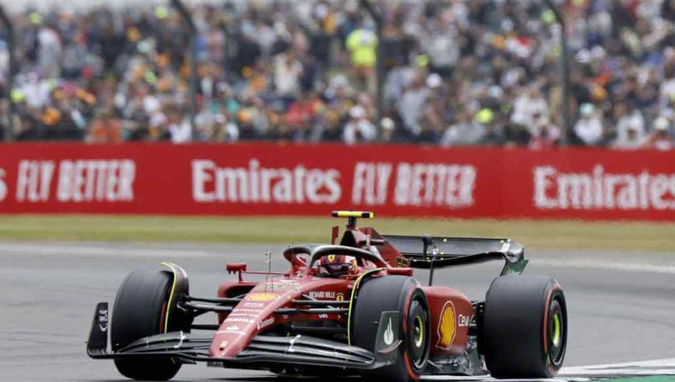 Tras un impactante accidente de Zhou, Carlos Sainz ganó el GP de Gran Bretaña