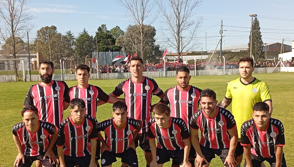 Racing venció a Douglas y regresó a la cima del torneo