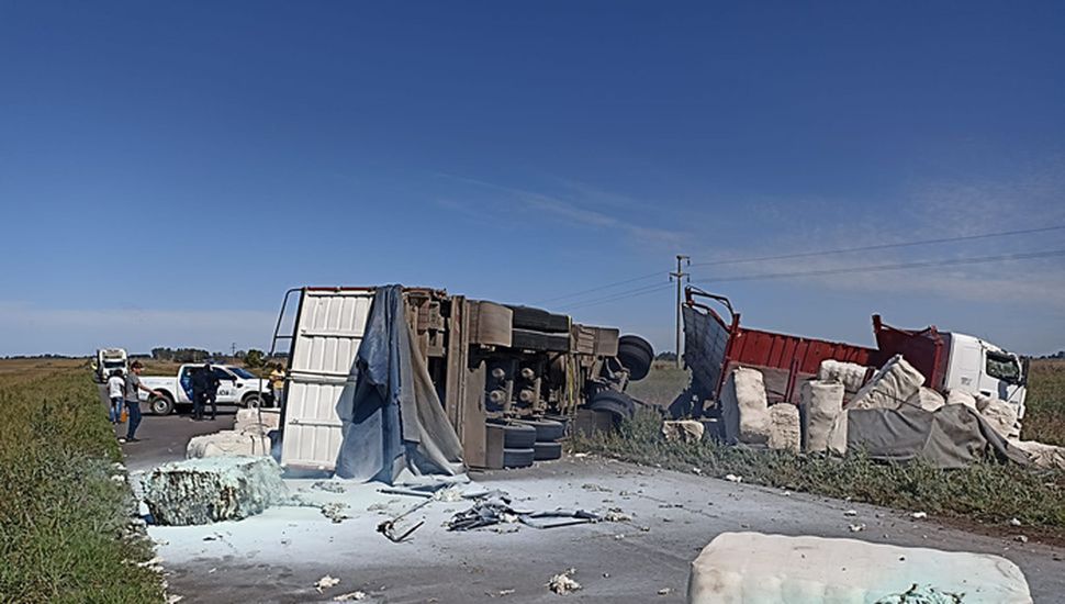 Volcó un camión con algodón en la Ruta 50