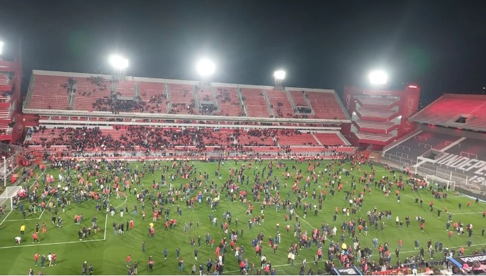 Batalla campal en Avellaneda: enfrentamiento entre hinchas de la U de Chile e Independiente