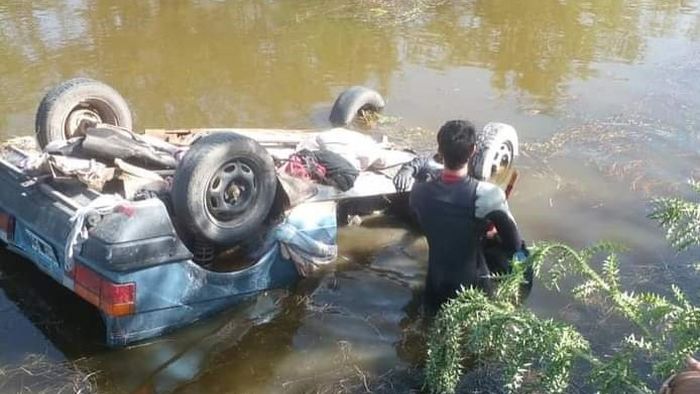 Encontraron un auto semihundido en el río Rojas