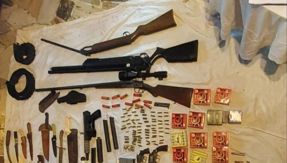 Megaoperativo policial: secuestraron armas de guerra y un auto robado