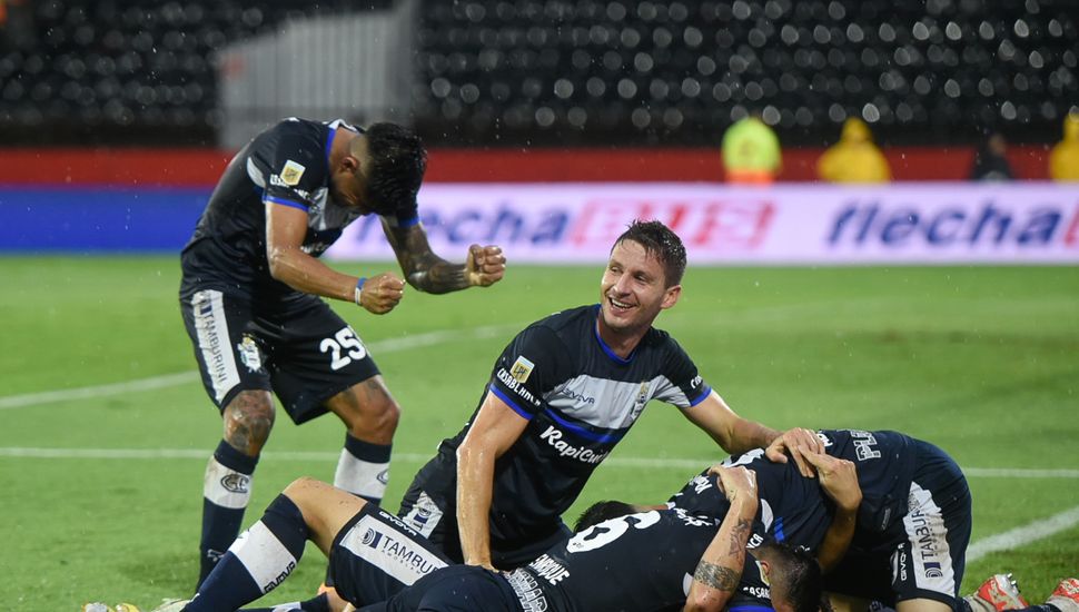 Gimnasia le ganó a Colón y se salvó del descenso