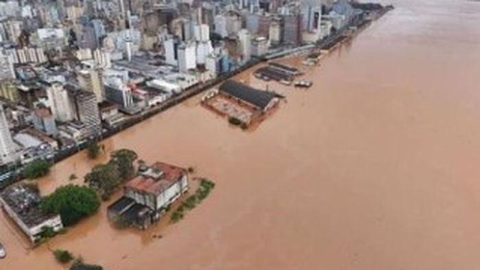 Las inundaciones llegan al centro de Porto Alegre