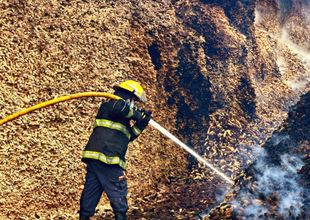 Incendio de grandes dimensiones en una planta de energía renovable