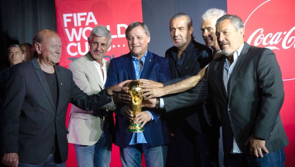 Ex futbolistas campeones recibieron a la Copa del Mundo