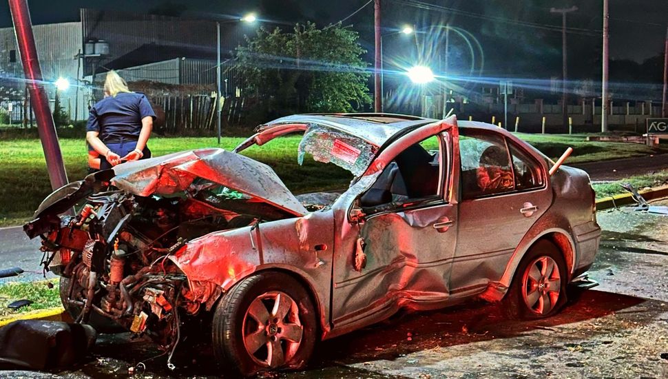 Un auto chocó contra dos columnas del alumbrado público en Avenida Pellegrini