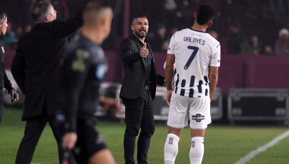 Talleres perdió y se aleja de River