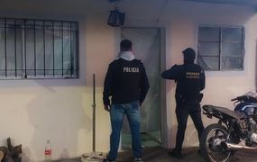 Allanamientos y detenciones durante un operativo antidrogas en el barrio Acevedo