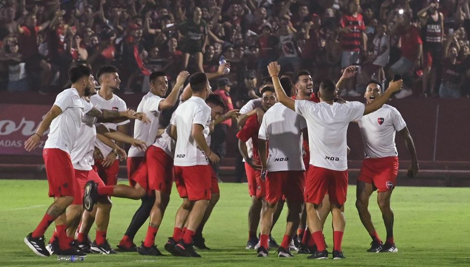 Los hinchas de Newell's recordaron a Raggio en el banderazo