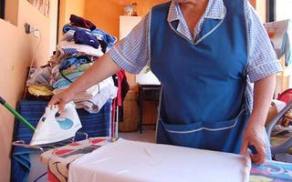 El empleo formal cae y se achica el poder de compra del salario