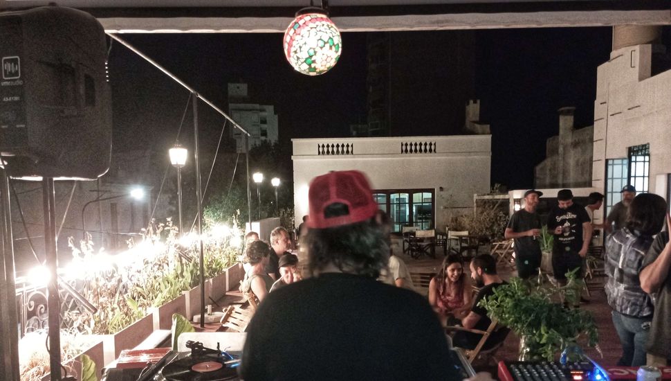 Gran noche de tragos y vinilos en la terraza del Club Social