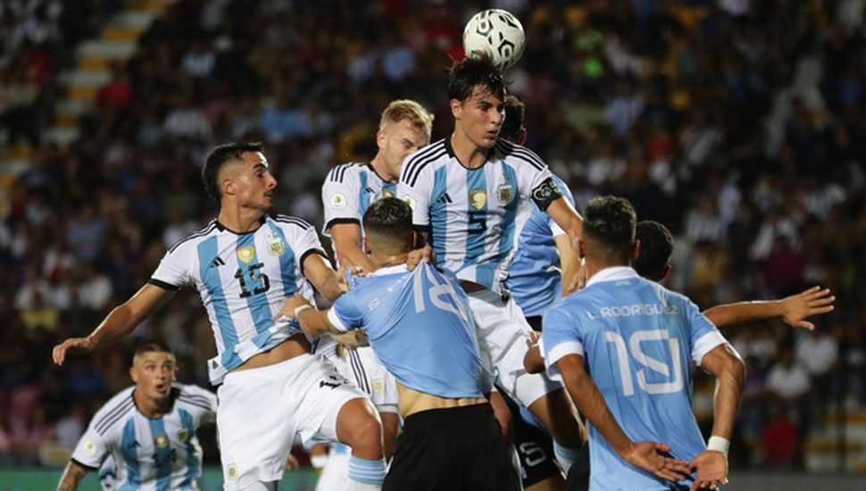 Argentina empató con Uruguay y se clasificó al cuadrangular final