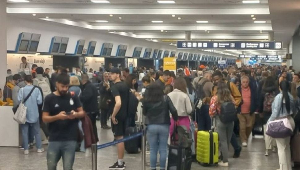 Demoras, cancelaciones y más caos en Aeroparque