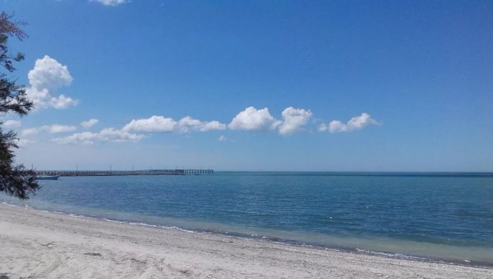 El paraíso de aguas turquesas conocido como el Caribe bonaerense ideal para relajar y pescar