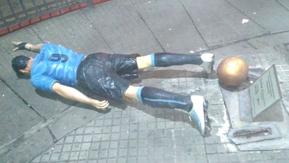 Fanáticos de Peñarol destruyeron una estatua de Luis Suárez