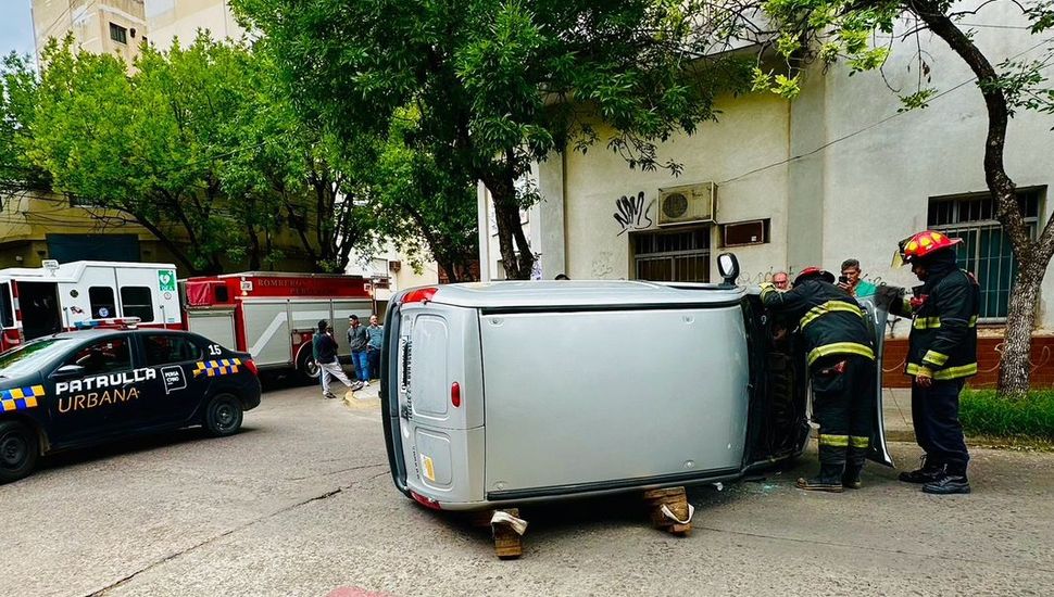 Una Kangoo volcó tras chocar con un automóvil en el centro de la ciudad