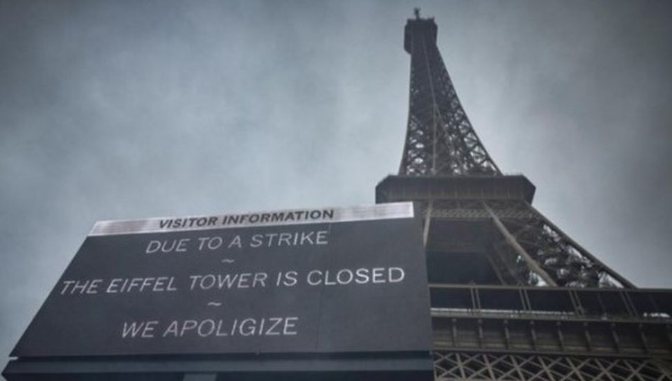 Turistas desolados ante el cierre de la torre Eiffel