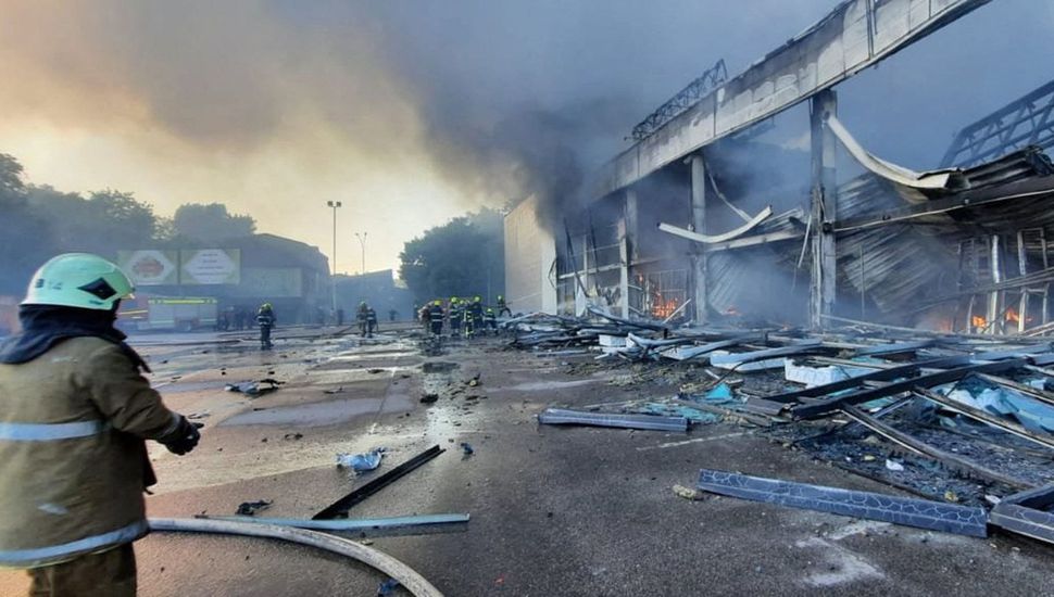 Un misil ruso impactó en un centro comercial: 11 muertos