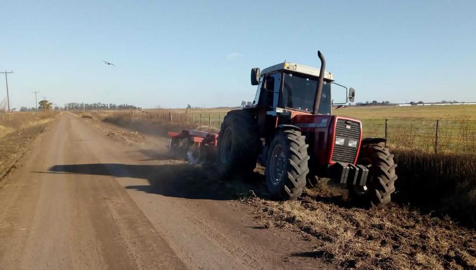 Asuntos Rurales realiza obras de mejoramiento en los caminos de Urquiza