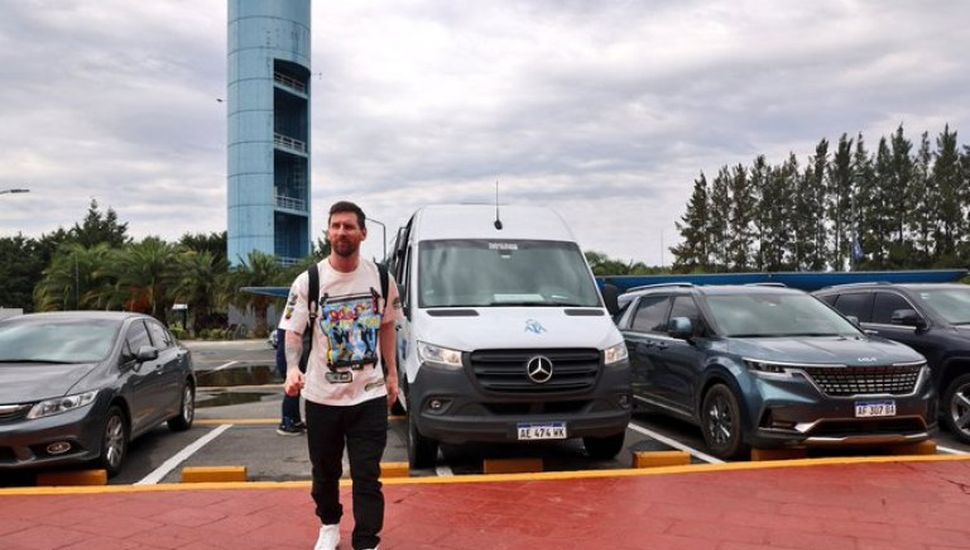 Con Messi a la cabeza, los campeones del mundo llegaron a la Argentina para celebrar el título con los hinchas