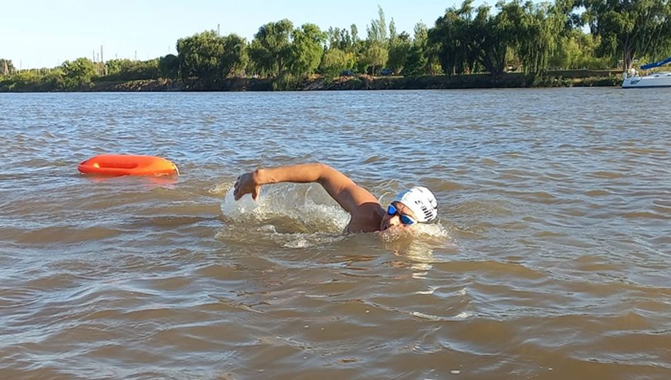 Un nadador de Chacabuco logró cruzar el Río de la Plata